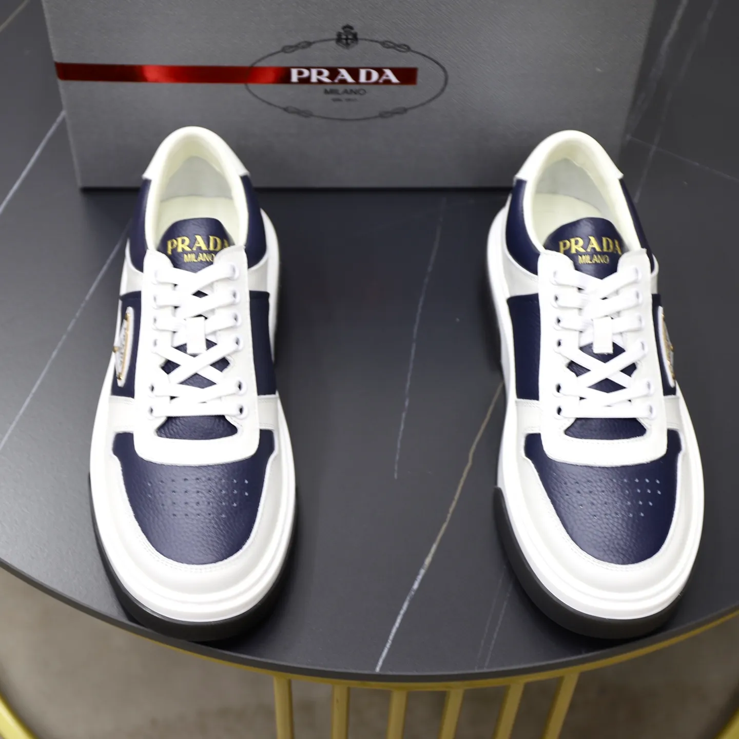 Factory price: 720💰Top original order Brand: PRADA (Prada) Standard code: Men's size 38/44 (45 can be customized) Grade: Same as the official website Material: Original cowhide stitching imported cowhide lining Original combination two-color wear-resistant soft outsole Style category: Leisure and sports version Young fashion European and American trend British style Color: Actual picture color